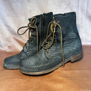 EUC Size 11 women’s Freebird gray-blue snake MANCHESTER combat leather boots